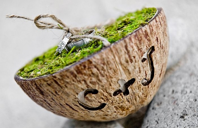 Coconut and moss ring pillow