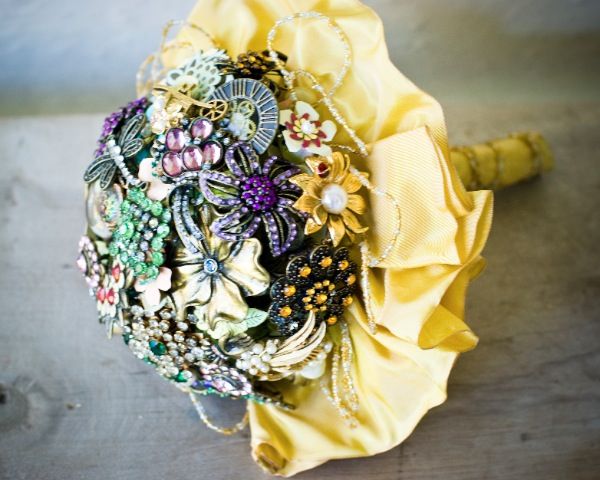 DIY Brooch Bouquet