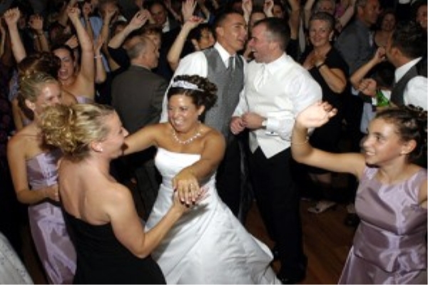 Keep your wedding guests dancing