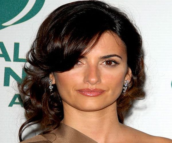 Penelope Cruz’s curly bun hairstyle