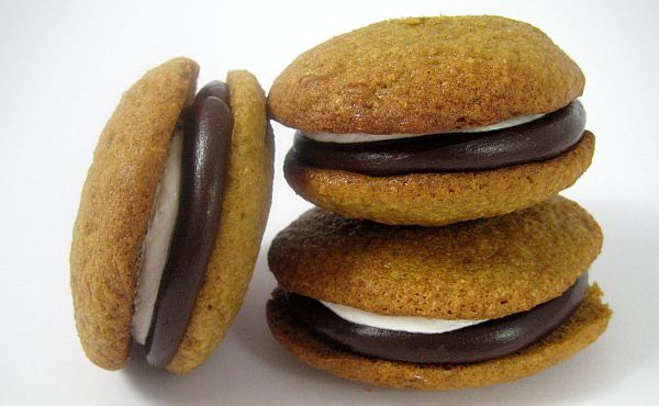 Whoopie pies and macarons
