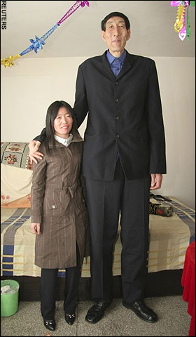 Worlds tallest man finally finds a bride - Wedding Clan