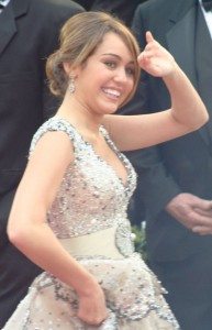 Miley_Cyrus_at_the_2009_Academy_Awards_04