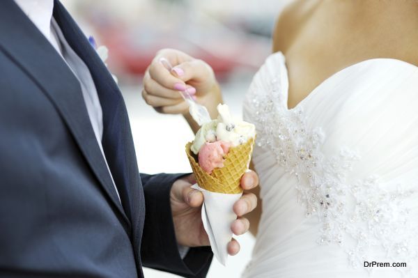 wedding couple enjoying ice cream