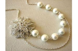 Pearl and metal vintage necklace
