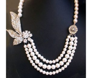 Pearl necklace with vintage rhinestone pendant