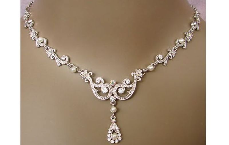 Pearls and metal vintage necklace